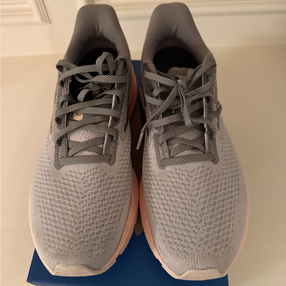 Brooks Gray Athletic Shoes with Breathable Mesh and Modern Design
